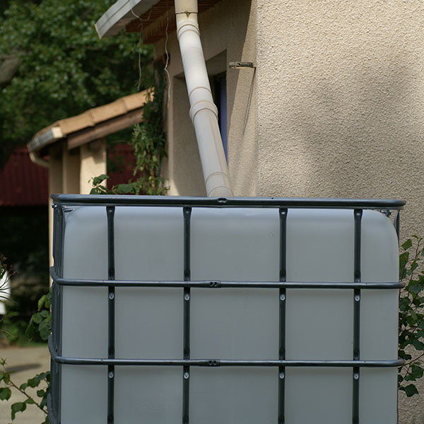 Installer un récupérateur d eau de pluie gouttière zinc